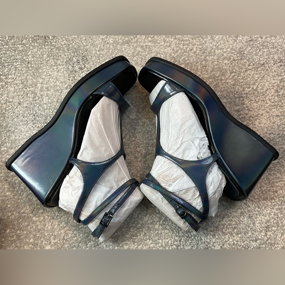 Vince Camuto Platform Wedge Sandal in Gunmetal Holographic ๐โจ - Size 7.5 (NIB) - Picture 9 of 16